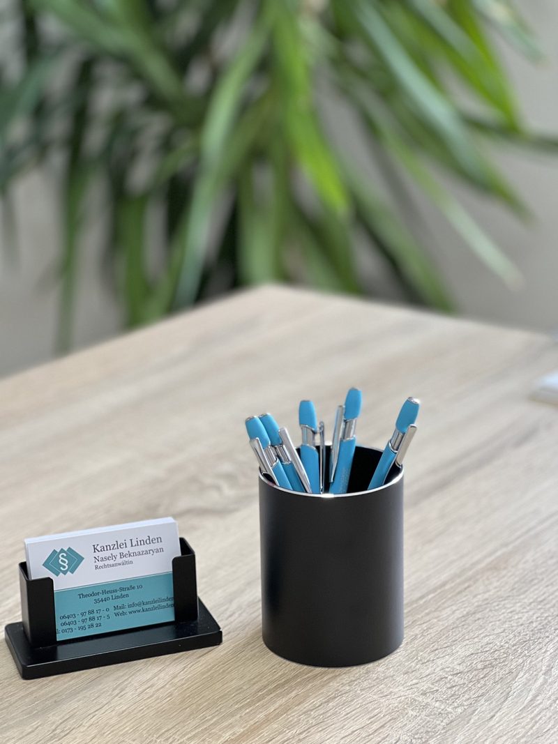 Kanzlei Linden – Visitenkarten und Stiftehalter